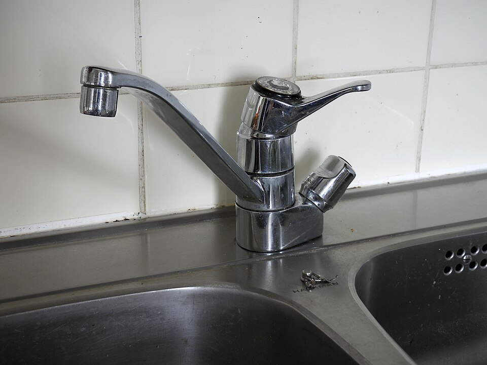 A single-lever mixer tap over a stainless steel sink