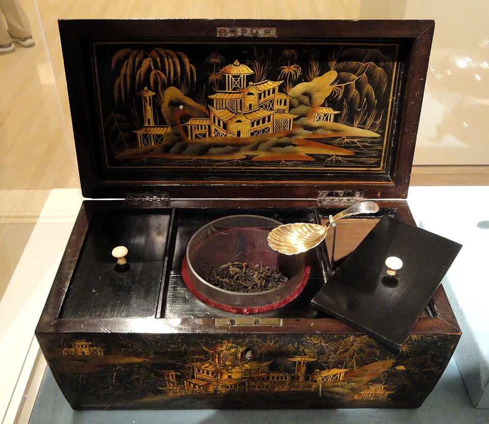 A lacquered tea caddy with a caddy spoon