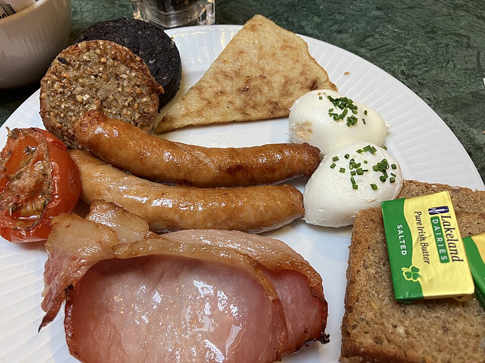 An Irish breakfast with a boxty pancake