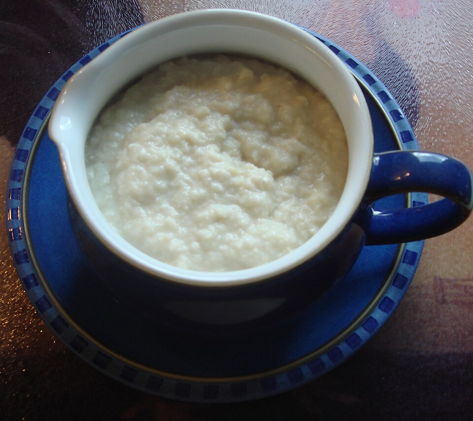 A dish of creamy bread sauce