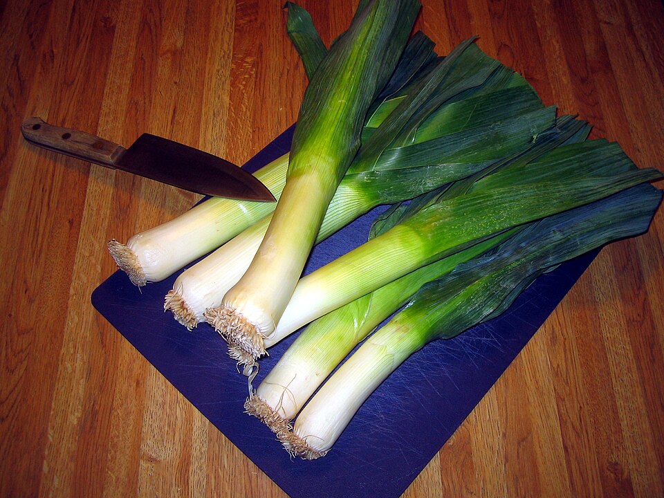 Trimmed leeks on a chopping board