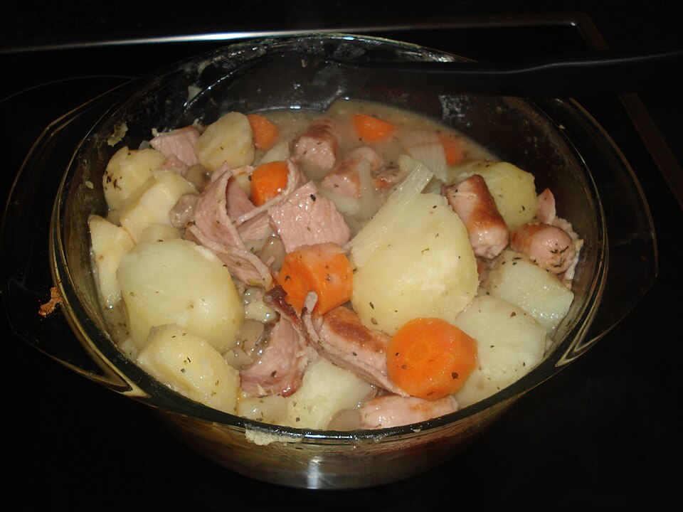 Coddle of potatoes, bacon and carrots in a glass casserole