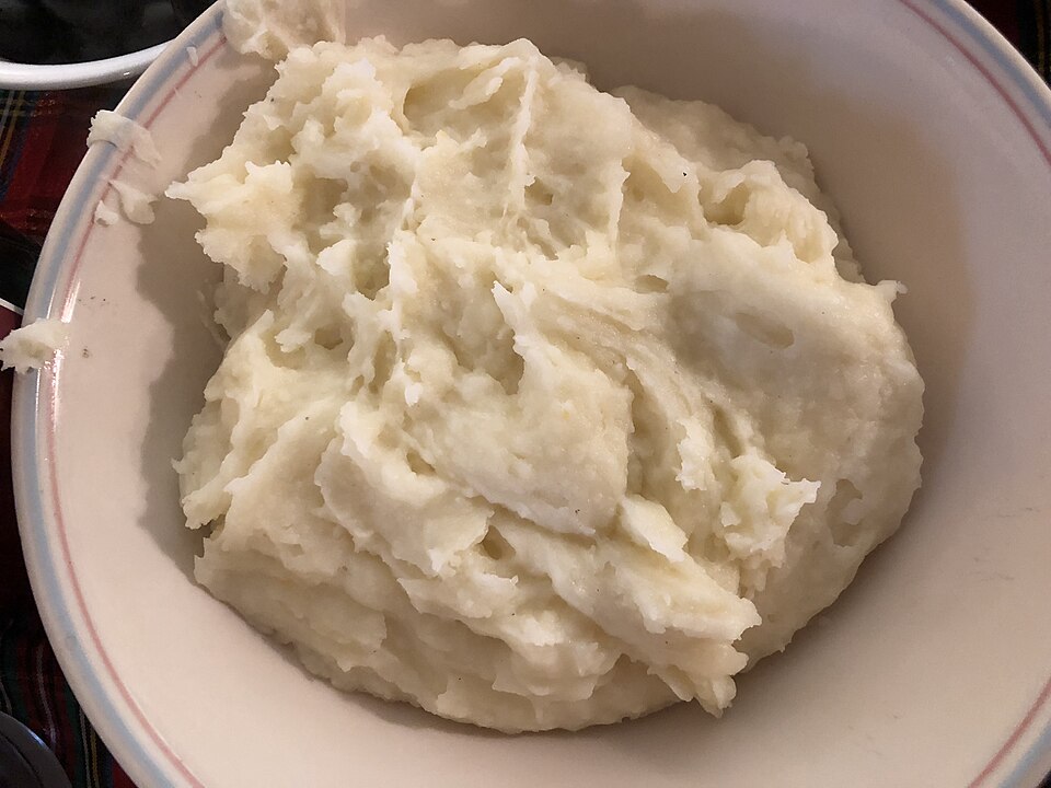 A bowl of smooth mashed potatoes