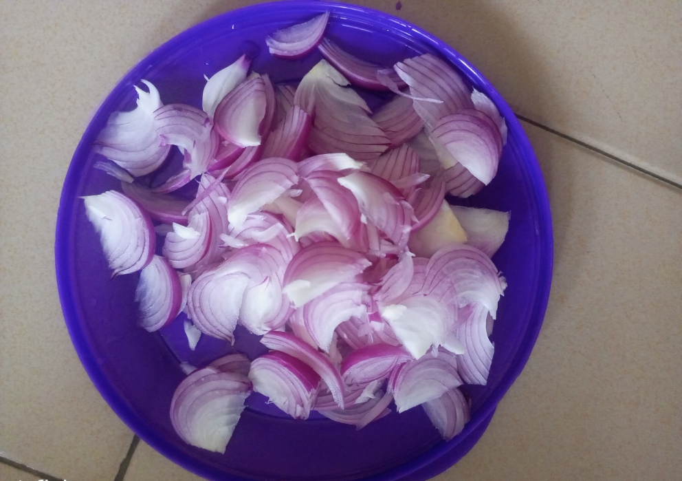 Sliced onions on a plate