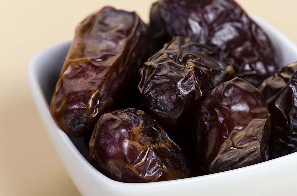 A bowl of Medjool dates