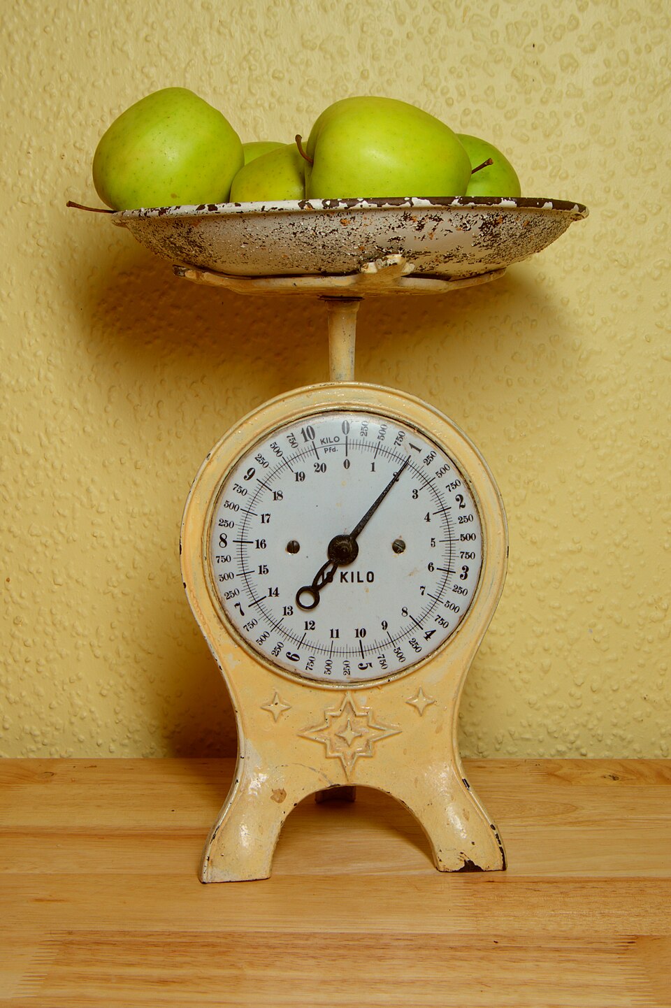 A traditional mechanical kitchen scale