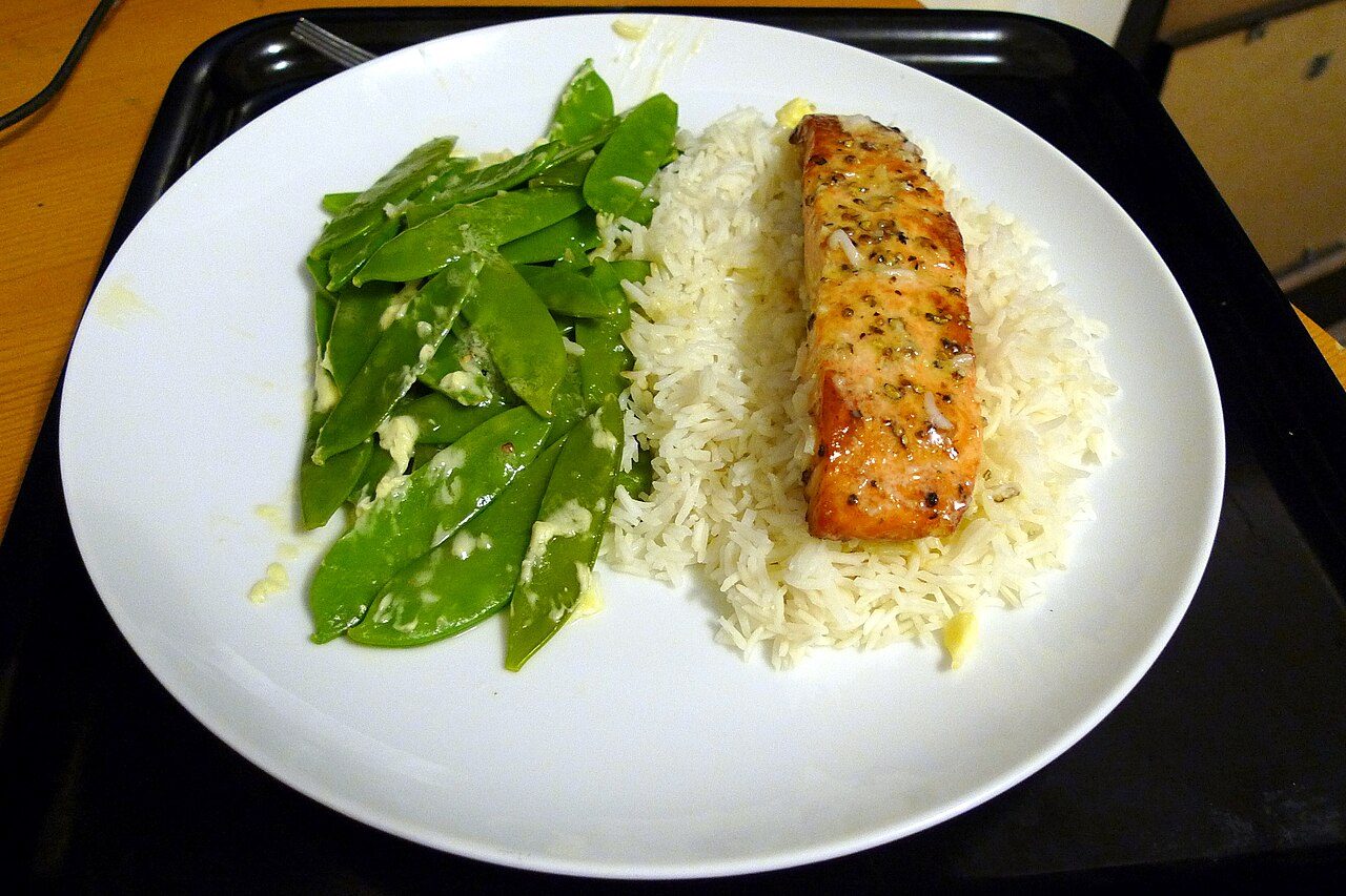 Salmon fillet with green vegetables