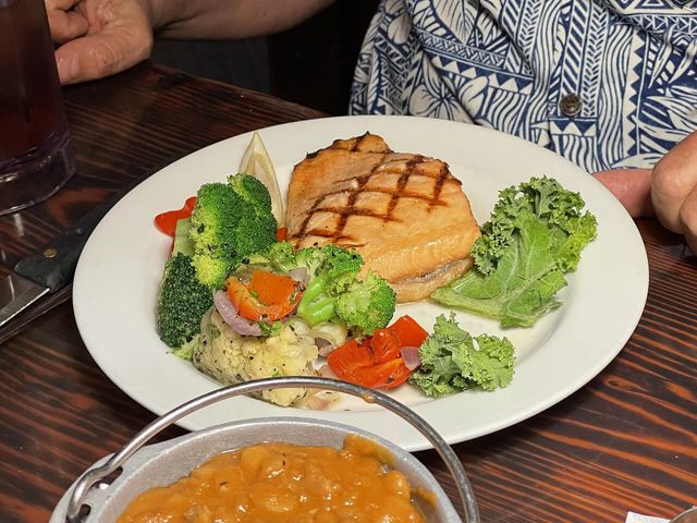 Grilled fish with broccoli and vegetables